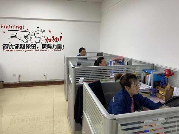 11.客户服务部话务中心家人严守岗位_副本.jpg