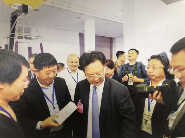 25.书中刊登侯正发总司理的照片.jpg 25.书中刊登侯正发总司理的照片.jpg