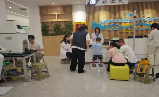 15.医疗公司“科学评估，，，，助力生长”儿童义诊活动现场_副本.jpg