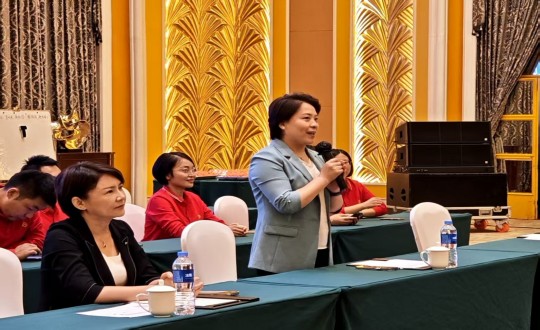 15.李琼华总司理在旅馆公司秋季趣味运动会上讲话_副本.jpg 15.李琼华总司理在旅馆公司秋季趣味运动会上讲话_副本.jpg
